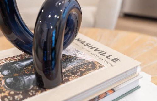 Here You Come Again by Stay Local Nashville - Foto 4