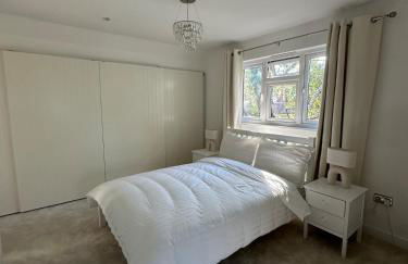 Contemporary detached house short train to London - Photo 4