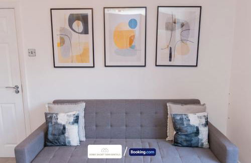 Award-Winning Four Bedrooms House, Parking, WiFi By Derby Short Term Rental Short Lets & Serviced Accommodation Derby - Foto 3