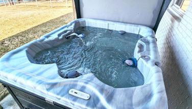 5BR Lakefront Getaway with hot tub - Foto 2