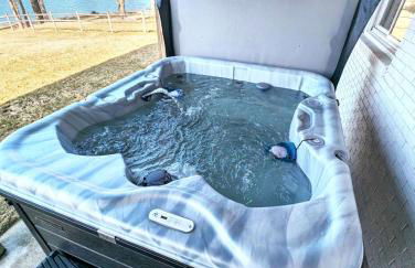 5BR Lakefront Getaway with hot tub - Foto 2