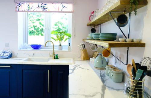 The Wave Cottage - 3 Bedroom with off road Parking for 3 Cars or Vans & EV point - Photo 37