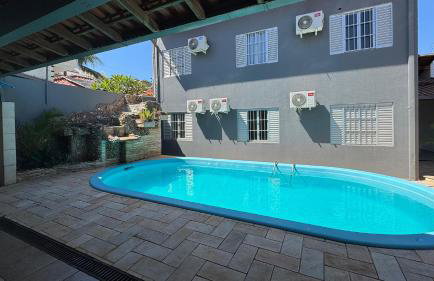 Casa Iguassu - Casa com churrasqueira e piscina em Foz do Iguaçu - Lazer para família e amigos - Foto 1