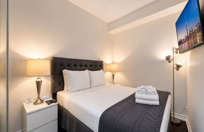 Downtown Toronto 2 Bedroom Suite Near Business District, U of T, UHN Hospitals - Foto 3
