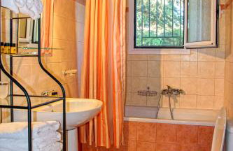 Dual House In Methydrio - Photo 18