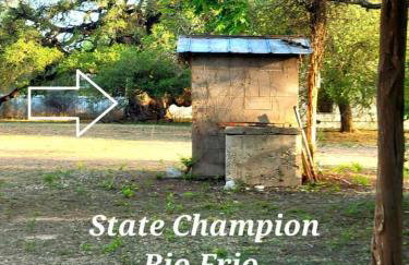 TJs Escape Landmark Oak Tree 1mile2river - Foto 6