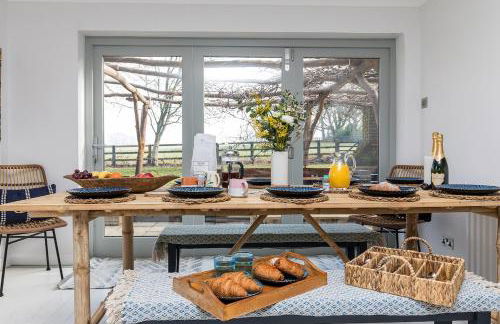 Lower Barn House at Westerlands Farm Sleeps 11 - Foto 14