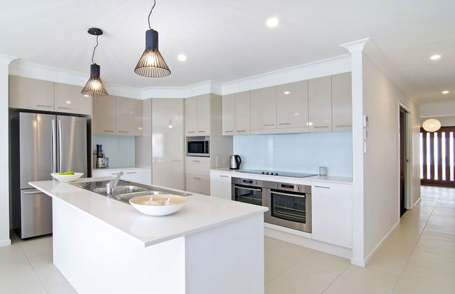 Sentosa at Tugun Beachfront Holiday Home - Photo 7