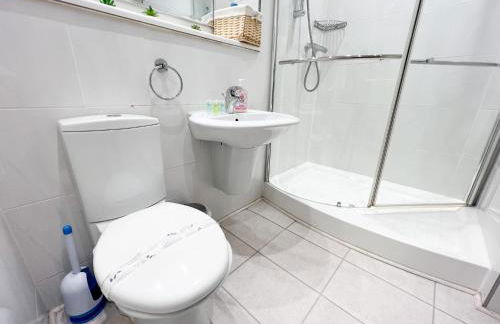 A Spacious Flat with Character - Private Car Space - Foto 24