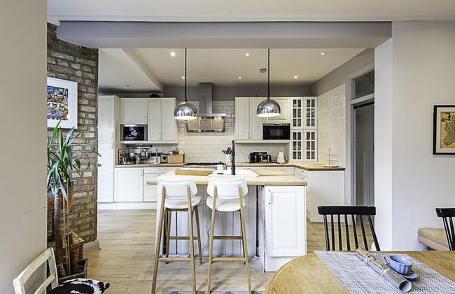 Gorgeous 4-bed Home With a Fireplace and Terrace - Foto 8