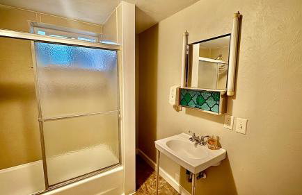 Spacious 4BR Retreat Near Idaho Falls Airport - Photo 16