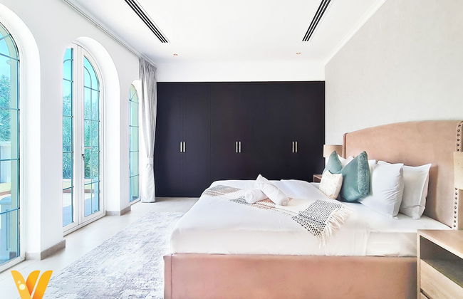 Venduras- Luxe 3BR Villa Jumeirah Park - Photo 14