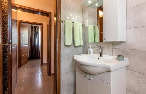 Awesome Home In Unesic - Foto 31