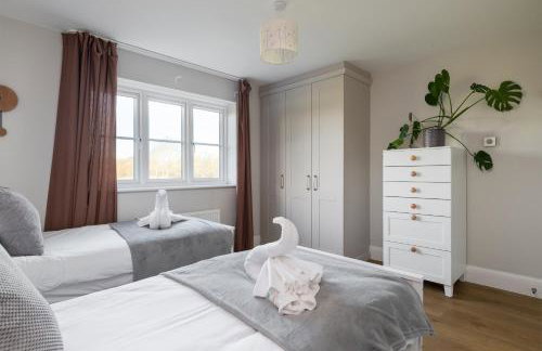 Modern 4-Bed Family Home with 5 Beds & Parking - Foto 18