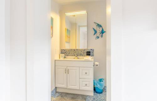 Fun Family-Friendly Poolside Escape Near Beach - Foto 18