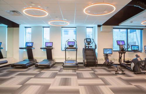 Chic East Side 1BR Apt with Balcony, Pool, and Gym - Foto 33