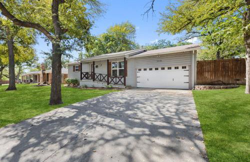DFW Mid-Cities Oasis with Pool, Hot Tub and Fire Pit - Photo 11