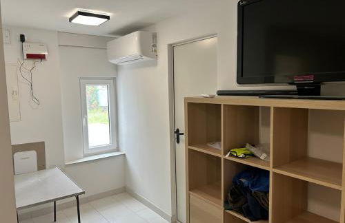 Neu renoviertes Haus mit großer Terrasse und Garten - Photo 2