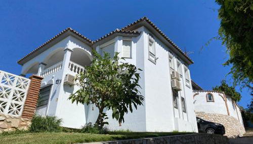 Villa with a big garden and heated pool - Photo 5