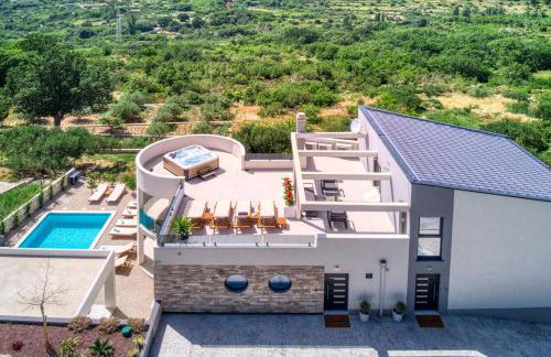 VILLA CVITA is a modern 5-bedroom villa with a Jacuzzi, a Gym and Finnish Sauna, a heated pool, and amazing views - Foto 40