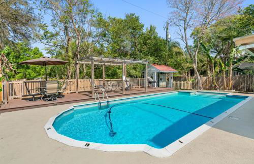 Spacious & Amazing Home w Big Pool and Patio - Photo 40