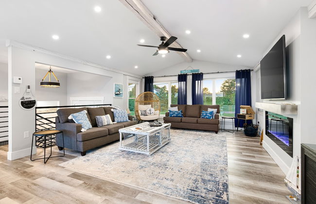 Cozy and Modern Oceanview Cottage With hot Tub - Photo 6