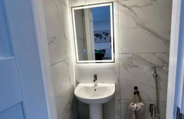 Manchester 2BR Luxe Lounge, Hot Tub, Pool Table - Photo 16