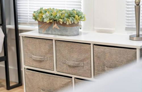 NYC Access 4BR Duplex Sleeps 10, Free Parking - Foto 66