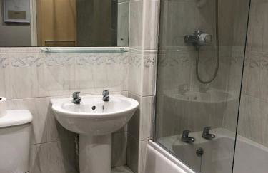 Modern Cosy York City Apartment with Free Parking - Photo 7