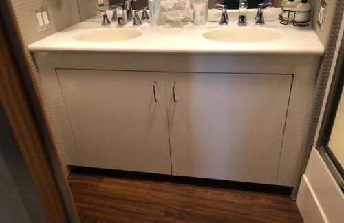 Luxury Afloat Yacht Paradise 3 bedrooms 3bath 5 beds with full Marina view - Foto 6