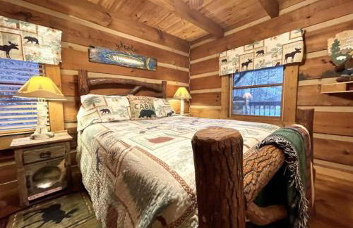 Leave the stress behind!- private hot tub, pet and motorcycle friendly, let peace and nature surround you! 2 Bedroom Home by RedAwning - Foto 14