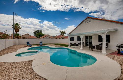 Luxurious House With A Pool, Spa, and Patio, Sleeps 6 Comfortably - Foto 34