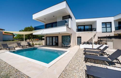 Villa Mirakul, new modern villa with swimming pool, close to the beach, children playroom, quiet area- by TRAVELER tourist agency Krk - ID 2680 - Foto 18