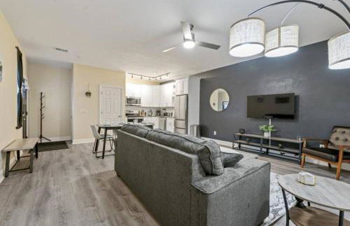 Modern King Bed Suite with Free Parking - Foto 23