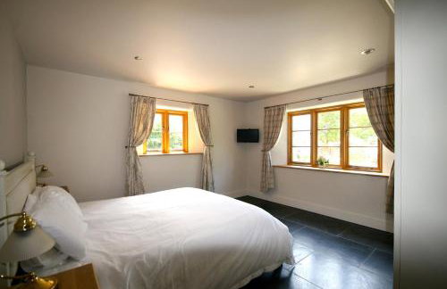 Putsborough Manor 3 Self Catering Cottages with Beach a short walk, dog friendly all year, On site Tennis, Play Area, Paddock, Spa baths, BBQ, Private Gardens, Superfast WIFI - Photo 43