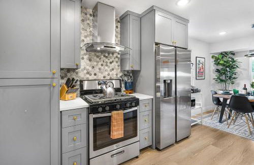 Modern 3BR Retreat with Fun Yard, Mini-Golf, Hot Tub & BBQ Dining Deck - Foto 18