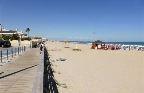 A modern villa with a large solari - Photo 17