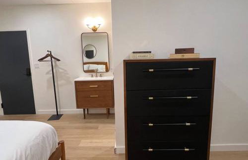 Stylish DTWN Hotel, Steps to Restaurants, King Bed, Room # 205 - Foto 7