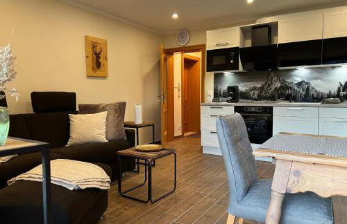 BERGSUCHT-Ruhpolding, Traumlage am sonnigen Südhang, kostenlose Parkplätze, schnelles WLAN, ruhige Sackgasse, NETFLIX inklusive - Foto 2