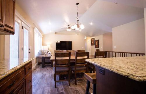 3 Car Garage Full Kitchen Large Backyard Smart TVs - Foto 11