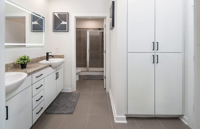 Uptown 1st Ward Corner Unit Superior 2BD Apt - Foto 20