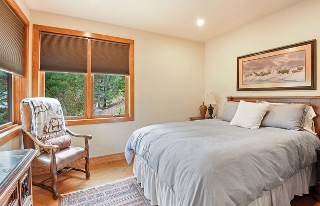 Luxury Mountain Chalet Deck w/ BBQ & Lake Views - Photo 6