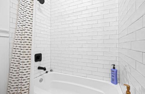 Elegant Manor w Private Yard & Modern Amenities - Foto 79