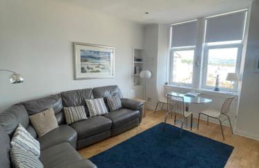 Millport Beach Apartment, Crichton St, sea views - Photo 1