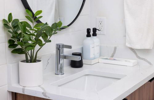 Luxe Retreat, Modern Gem with Private Backyard Oasis - Foto 35