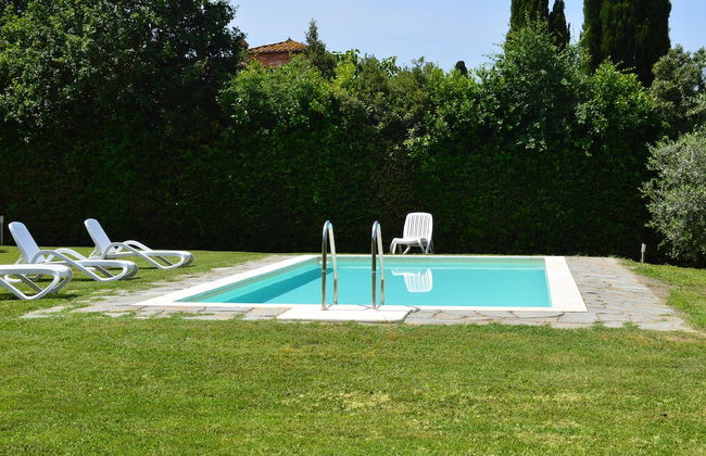 Cottage With Private Swimming Pool - Photo 11
