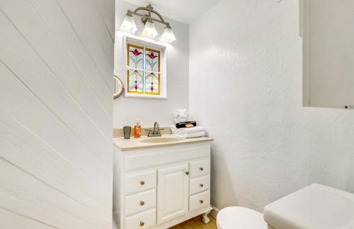 Private Hot Tub with Water Views Lower Lake Getaway - Foto 15