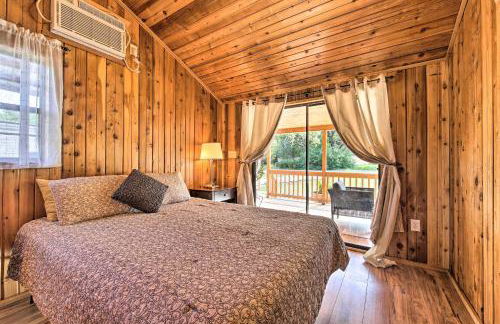 Couples Cabin with Luxury Deck, 1 Mi to Canyon Lake! - Foto 12