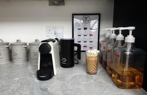 Deluxe 3 Bed new detached with a Super King bed - Photo 4