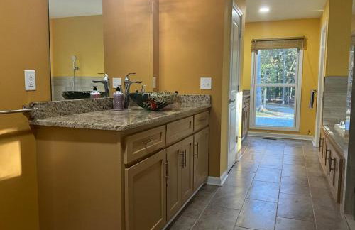 Quiet Forest Vacation home on a Private Road with Spacious Patios, Fire pit, Pet friendly and a Private pool - Foto 52